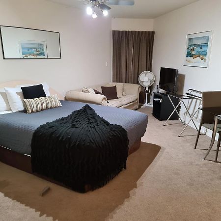 Oceanside Resort Internal Ground Floor Studio Unit Privately Owned In Mt Maunganui No External Window Or Air Conditioning เมาท์มองานุย ภายนอก รูปภาพ