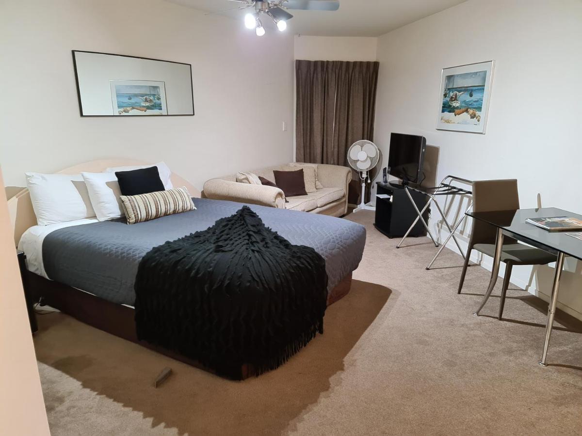 Oceanside Resort Internal Ground Floor Studio Unit Privately Owned In Mt Maunganui No External Window Or Air Conditioning เมาท์มองานุย ภายนอก รูปภาพ