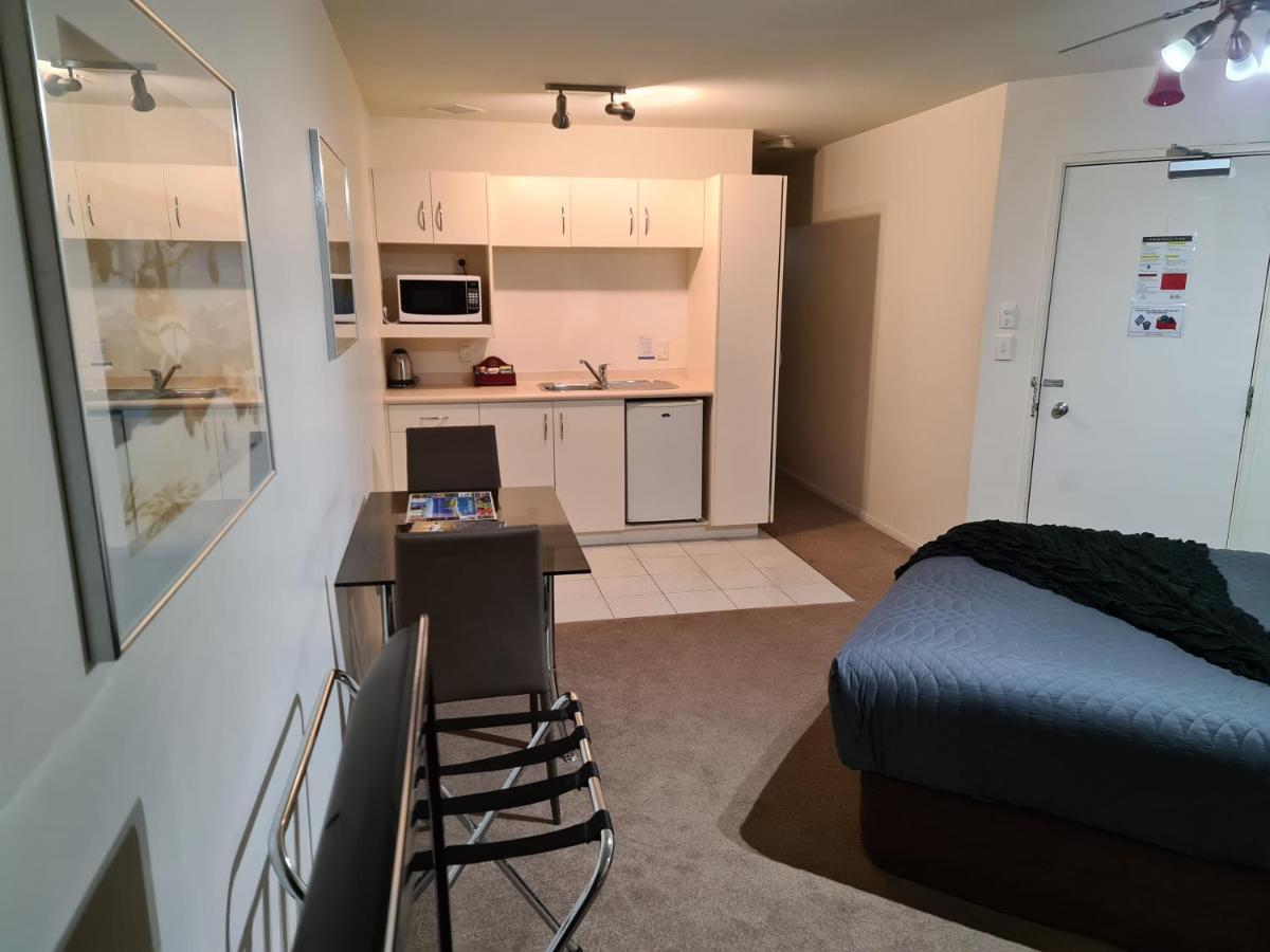 Oceanside Resort Internal Ground Floor Studio Unit Privately Owned In Mt Maunganui No External Window Or Air Conditioning เมาท์มองานุย ภายนอก รูปภาพ